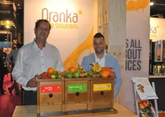 Oranka met John Lenders en Danny van Laar met de prachtige saptapkist.